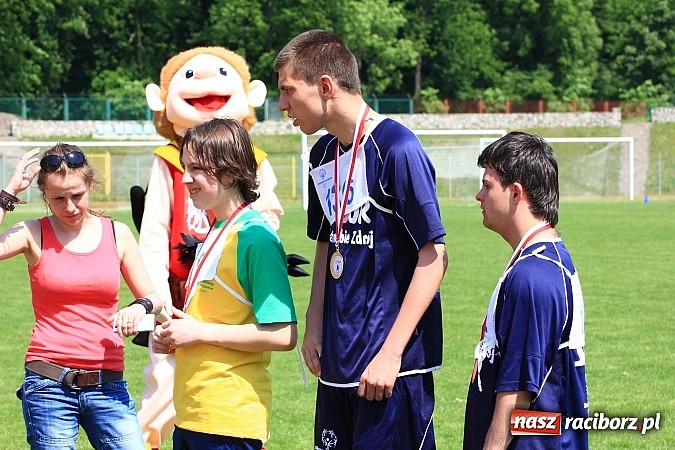 Zdjęcie w galerii na portalu naszraciborz.pl: Uroczysta defilada na rozpoczęcie Mityngu Lekkoatletycznego Olimpiad Specjalnych wiadomości z regionu