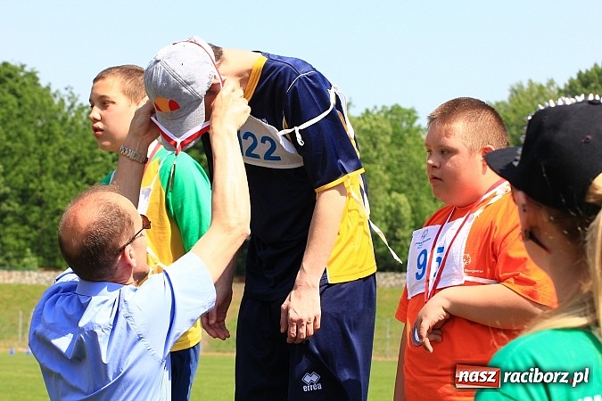 Zdjęcie w galerii na portalu naszraciborz.pl: Uroczysta defilada na rozpoczęcie Mityngu Lekkoatletycznego Olimpiad Specjalnych wiadomości z regionu