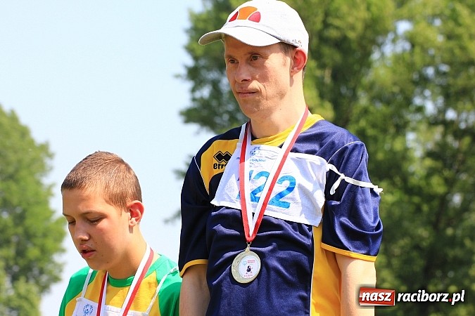 Zdjęcie w galerii na portalu naszraciborz.pl: Uroczysta defilada na rozpoczęcie Mityngu Lekkoatletycznego Olimpiad Specjalnych wiadomości z regionu