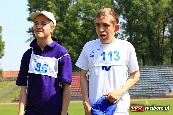 Zdjęcie w galerii na portalu naszraciborz.pl: Uroczysta defilada na rozpoczęcie Mityngu Lekkoatletycznego Olimpiad Specjalnych wiadomości z regionu