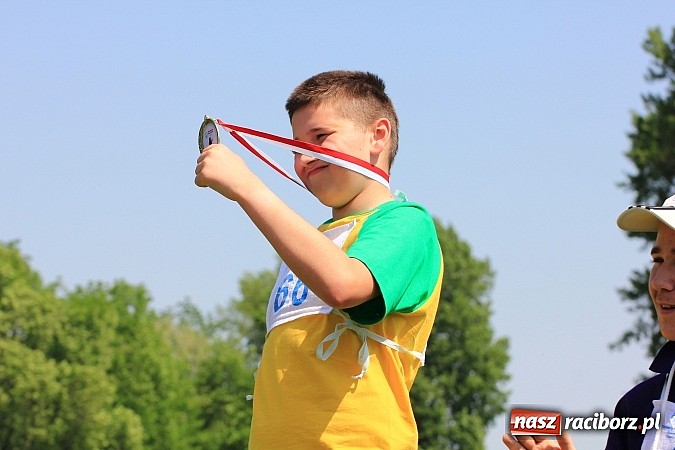 Zdjęcie w galerii na portalu naszraciborz.pl: Uroczysta defilada na rozpoczęcie Mityngu Lekkoatletycznego Olimpiad Specjalnych wiadomości z regionu