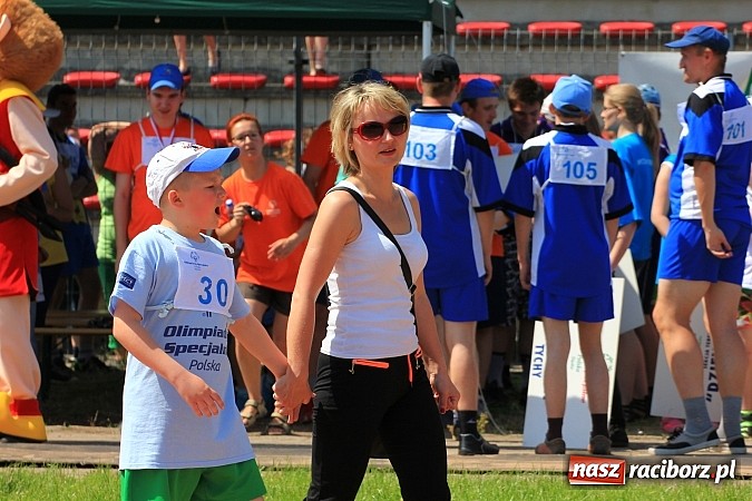 Zdjęcie w galerii na portalu naszraciborz.pl: Uroczysta defilada na rozpoczęcie Mityngu Lekkoatletycznego Olimpiad Specjalnych wiadomości z regionu
