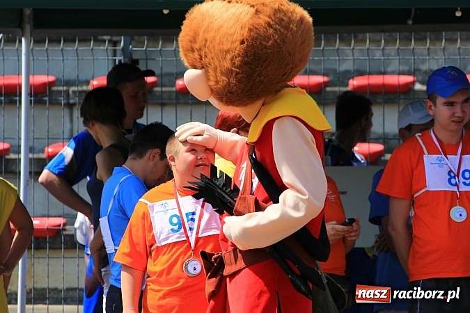 Zdjęcie w galerii na portalu naszraciborz.pl: Uroczysta defilada na rozpoczęcie Mityngu Lekkoatletycznego Olimpiad Specjalnych wiadomości z regionu