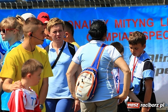 Zdjęcie w galerii na portalu naszraciborz.pl: Uroczysta defilada na rozpoczęcie Mityngu Lekkoatletycznego Olimpiad Specjalnych wiadomości z regionu