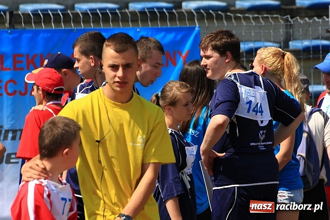 Zdjęcie w galerii na portalu naszraciborz.pl: Uroczysta defilada na rozpoczęcie Mityngu Lekkoatletycznego Olimpiad Specjalnych wiadomości z regionu
