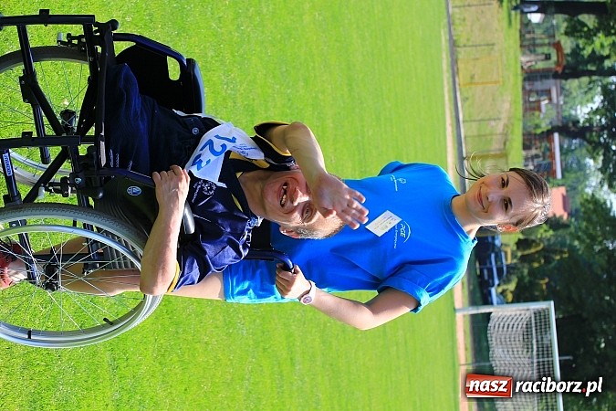 Zdjęcie w galerii na portalu naszraciborz.pl: Uroczysta defilada na rozpoczęcie Mityngu Lekkoatletycznego Olimpiad Specjalnych wiadomości z regionu