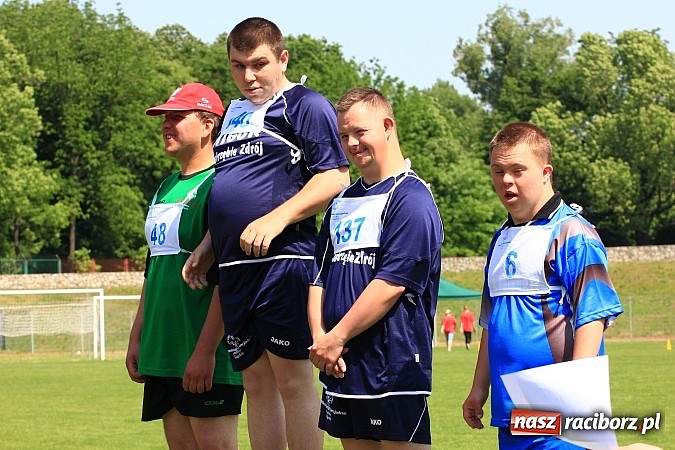 Zdjęcie w galerii na portalu naszraciborz.pl: Uroczysta defilada na rozpoczęcie Mityngu Lekkoatletycznego Olimpiad Specjalnych wiadomości z regionu