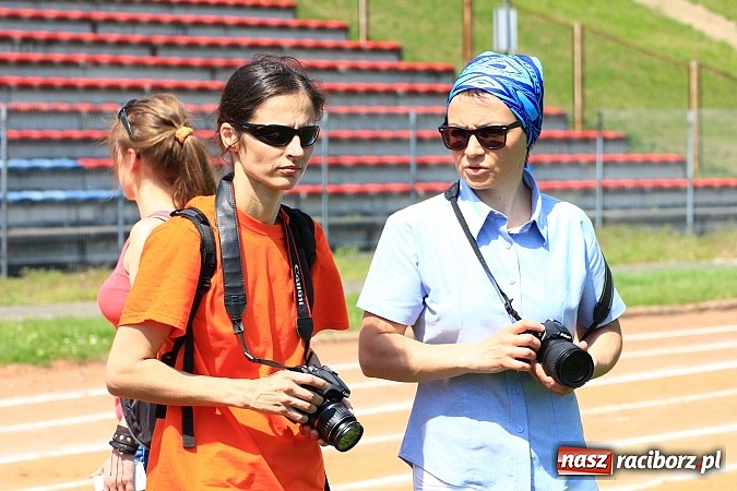 Zdjęcie w galerii na portalu naszraciborz.pl: Uroczysta defilada na rozpoczęcie Mityngu Lekkoatletycznego Olimpiad Specjalnych wiadomości z regionu