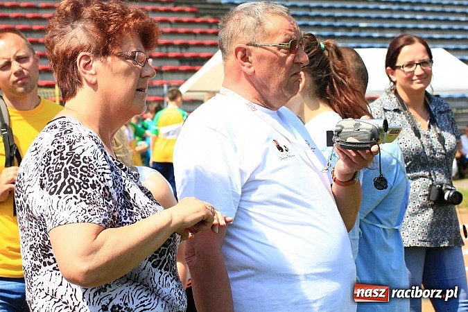 Zdjęcie w galerii na portalu naszraciborz.pl: Uroczysta defilada na rozpoczęcie Mityngu Lekkoatletycznego Olimpiad Specjalnych wiadomości z regionu