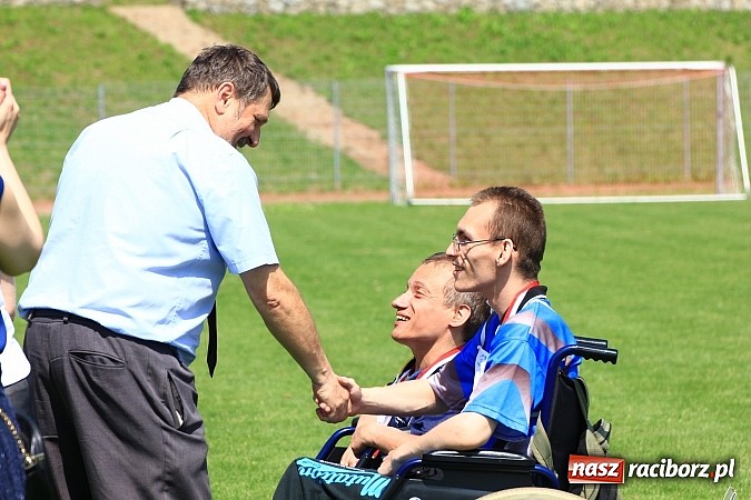 Zdjęcie w galerii na portalu naszraciborz.pl: Uroczysta defilada na rozpoczęcie Mityngu Lekkoatletycznego Olimpiad Specjalnych wiadomości z regionu