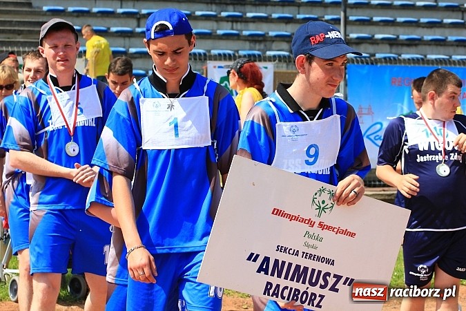 Zdjęcie w galerii na portalu naszraciborz.pl: Uroczysta defilada na rozpoczęcie Mityngu Lekkoatletycznego Olimpiad Specjalnych wiadomości z regionu