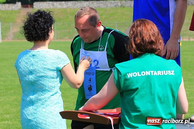 Zdjęcie w galerii na portalu naszraciborz.pl: Uroczysta defilada na rozpoczęcie Mityngu Lekkoatletycznego Olimpiad Specjalnych wiadomości z regionu