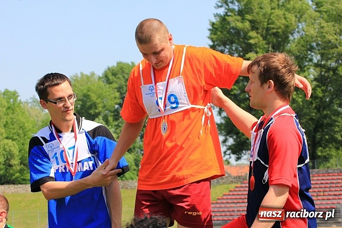 Zdjęcie w galerii na portalu naszraciborz.pl: Uroczysta defilada na rozpoczęcie Mityngu Lekkoatletycznego Olimpiad Specjalnych wiadomości z regionu