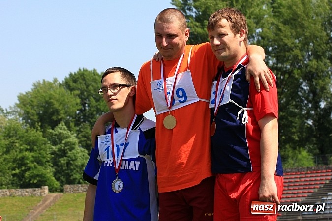 Zdjęcie w galerii na portalu naszraciborz.pl: Uroczysta defilada na rozpoczęcie Mityngu Lekkoatletycznego Olimpiad Specjalnych wiadomości z regionu