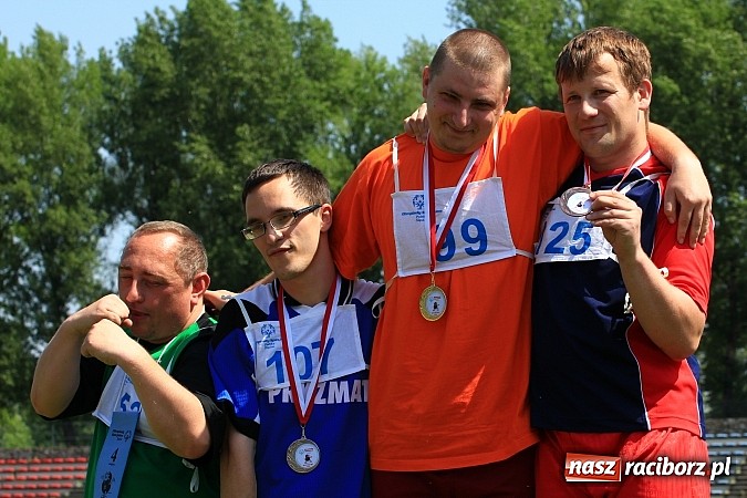 Zdjęcie w galerii na portalu naszraciborz.pl: Uroczysta defilada na rozpoczęcie Mityngu Lekkoatletycznego Olimpiad Specjalnych wiadomości z regionu