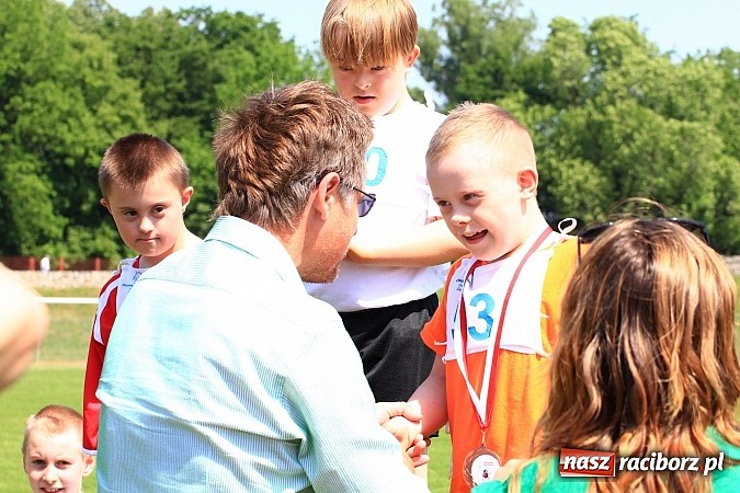 Zdjęcie w galerii na portalu naszraciborz.pl: Uroczysta defilada na rozpoczęcie Mityngu Lekkoatletycznego Olimpiad Specjalnych wiadomości z regionu