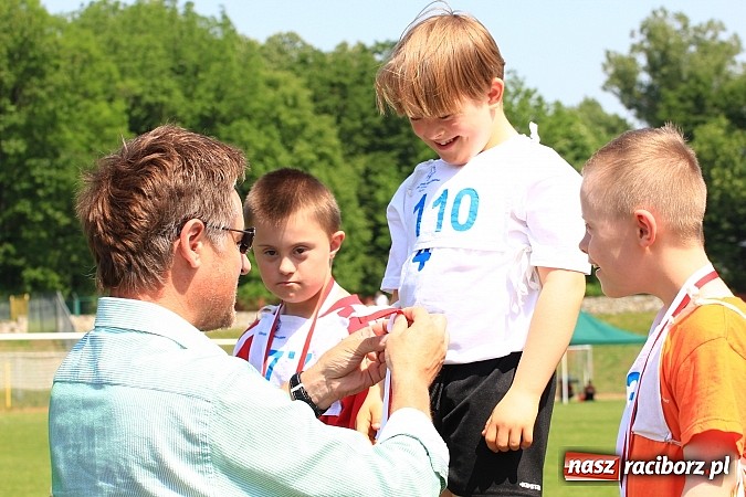Zdjęcie w galerii na portalu naszraciborz.pl: Uroczysta defilada na rozpoczęcie Mityngu Lekkoatletycznego Olimpiad Specjalnych wiadomości z regionu