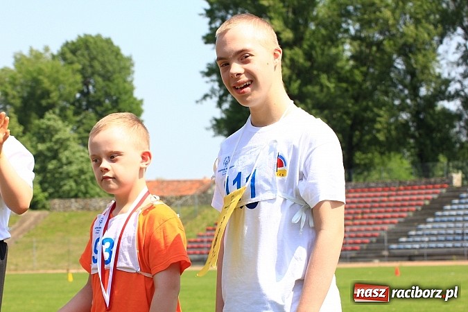 Zdjęcie w galerii na portalu naszraciborz.pl: Uroczysta defilada na rozpoczęcie Mityngu Lekkoatletycznego Olimpiad Specjalnych wiadomości z regionu