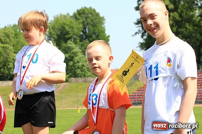 Zdjęcie w galerii na portalu naszraciborz.pl: Uroczysta defilada na rozpoczęcie Mityngu Lekkoatletycznego Olimpiad Specjalnych wiadomości z regionu