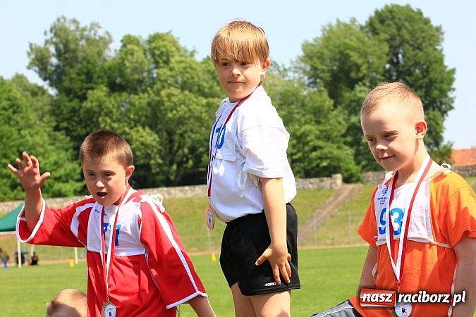 Zdjęcie w galerii na portalu naszraciborz.pl: Uroczysta defilada na rozpoczęcie Mityngu Lekkoatletycznego Olimpiad Specjalnych wiadomości z regionu