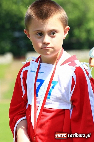 Zdjęcie w galerii na portalu naszraciborz.pl: Uroczysta defilada na rozpoczęcie Mityngu Lekkoatletycznego Olimpiad Specjalnych wiadomości z regionu