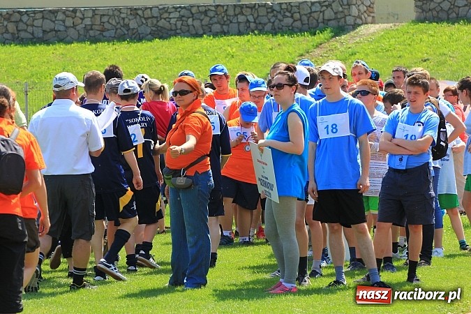 Zdjęcie w galerii na portalu naszraciborz.pl: Uroczysta defilada na rozpoczęcie Mityngu Lekkoatletycznego Olimpiad Specjalnych wiadomości z regionu