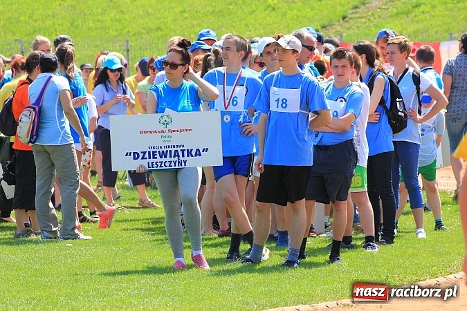 Zdjęcie w galerii na portalu naszraciborz.pl: Uroczysta defilada na rozpoczęcie Mityngu Lekkoatletycznego Olimpiad Specjalnych wiadomości z regionu