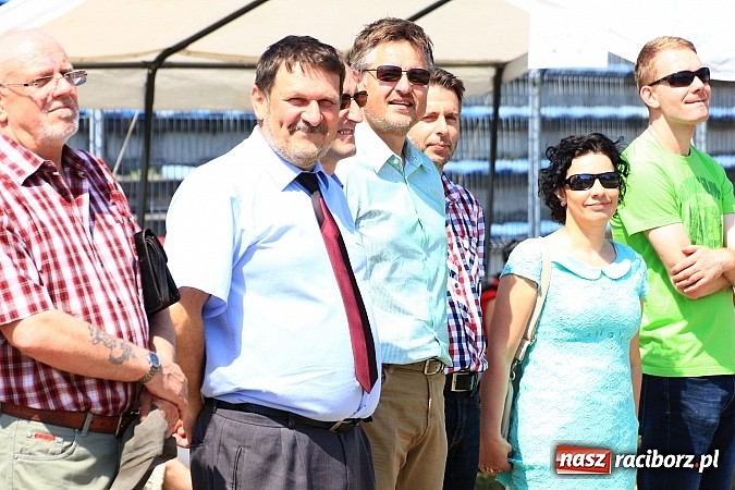 Zdjęcie w galerii na portalu naszraciborz.pl: Uroczysta defilada na rozpoczęcie Mityngu Lekkoatletycznego Olimpiad Specjalnych wiadomości z regionu