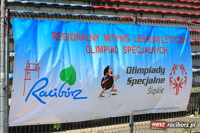 Zdjęcie w galerii na portalu naszraciborz.pl: Uroczysta defilada na rozpoczęcie Mityngu Lekkoatletycznego Olimpiad Specjalnych wiadomości z regionu