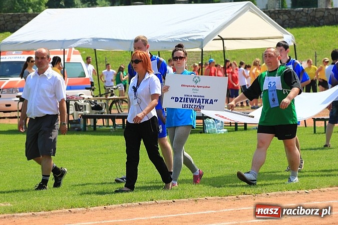 Zdjęcie w galerii na portalu naszraciborz.pl: Uroczysta defilada na rozpoczęcie Mityngu Lekkoatletycznego Olimpiad Specjalnych wiadomości z regionu