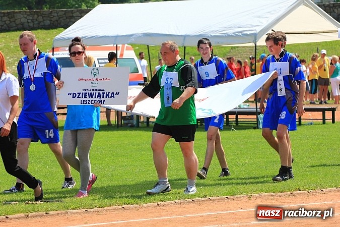 Zdjęcie w galerii na portalu naszraciborz.pl: Uroczysta defilada na rozpoczęcie Mityngu Lekkoatletycznego Olimpiad Specjalnych wiadomości z regionu