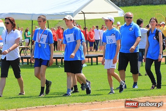 Zdjęcie w galerii na portalu naszraciborz.pl: Uroczysta defilada na rozpoczęcie Mityngu Lekkoatletycznego Olimpiad Specjalnych wiadomości z regionu
