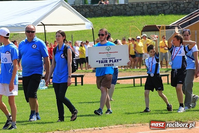 Zdjęcie w galerii na portalu naszraciborz.pl: Uroczysta defilada na rozpoczęcie Mityngu Lekkoatletycznego Olimpiad Specjalnych wiadomości z regionu