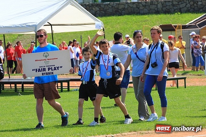 Zdjęcie w galerii na portalu naszraciborz.pl: Uroczysta defilada na rozpoczęcie Mityngu Lekkoatletycznego Olimpiad Specjalnych wiadomości z regionu