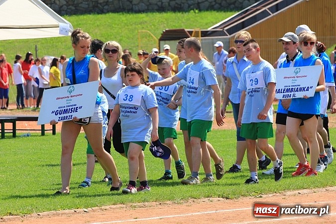 Zdjęcie w galerii na portalu naszraciborz.pl: Uroczysta defilada na rozpoczęcie Mityngu Lekkoatletycznego Olimpiad Specjalnych wiadomości z regionu