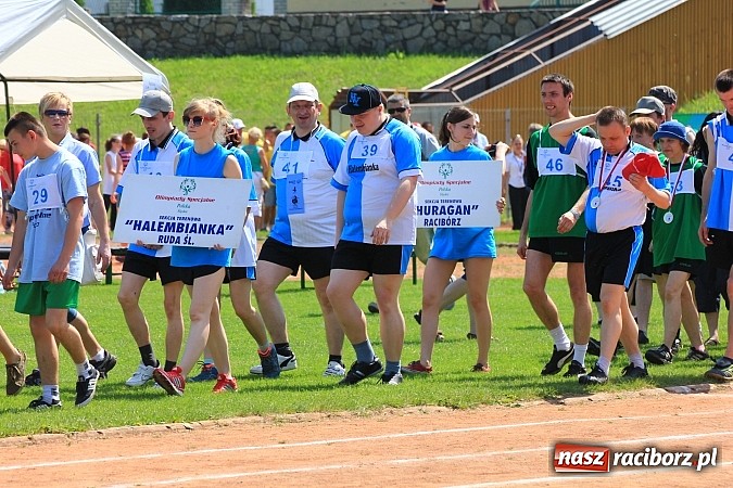 Zdjęcie w galerii na portalu naszraciborz.pl: Uroczysta defilada na rozpoczęcie Mityngu Lekkoatletycznego Olimpiad Specjalnych wiadomości z regionu