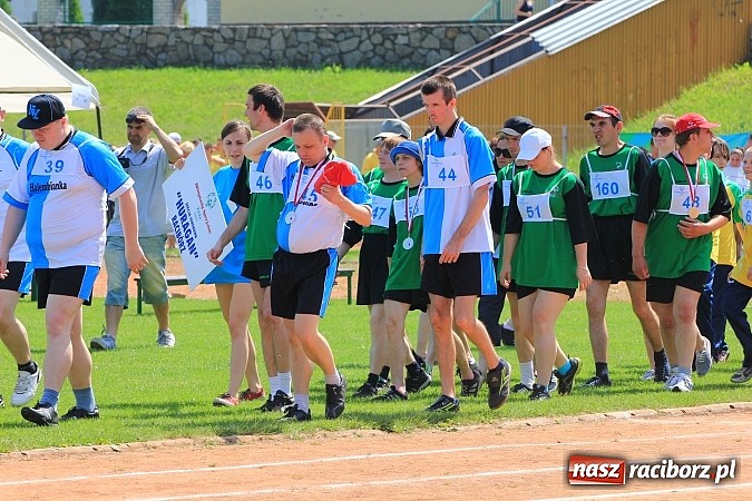 Zdjęcie w galerii na portalu naszraciborz.pl: Uroczysta defilada na rozpoczęcie Mityngu Lekkoatletycznego Olimpiad Specjalnych wiadomości z regionu