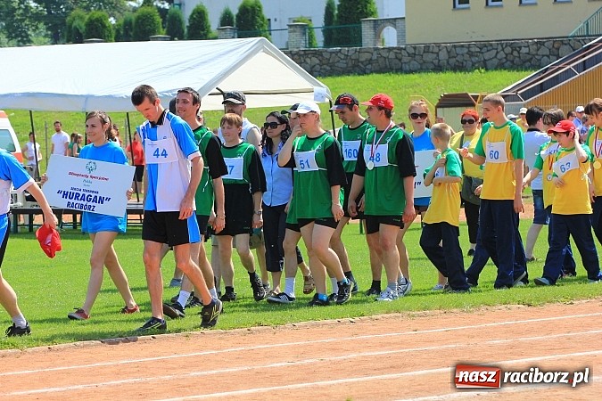 Zdjęcie w galerii na portalu naszraciborz.pl: Uroczysta defilada na rozpoczęcie Mityngu Lekkoatletycznego Olimpiad Specjalnych wiadomości z regionu