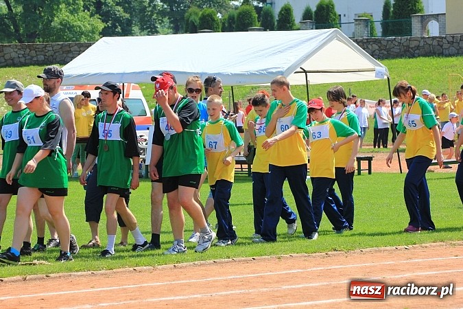 Zdjęcie w galerii na portalu naszraciborz.pl: Uroczysta defilada na rozpoczęcie Mityngu Lekkoatletycznego Olimpiad Specjalnych wiadomości z regionu
