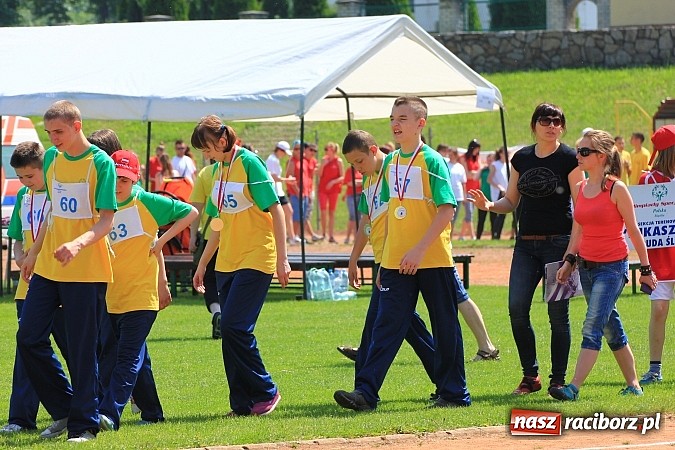 Zdjęcie w galerii na portalu naszraciborz.pl: Uroczysta defilada na rozpoczęcie Mityngu Lekkoatletycznego Olimpiad Specjalnych wiadomości z regionu