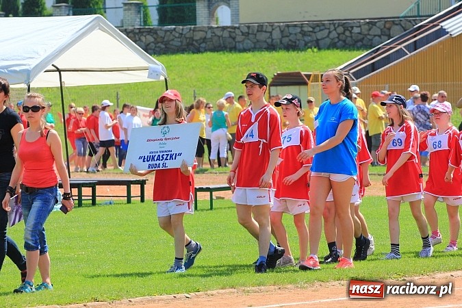Zdjęcie w galerii na portalu naszraciborz.pl: Uroczysta defilada na rozpoczęcie Mityngu Lekkoatletycznego Olimpiad Specjalnych wiadomości z regionu