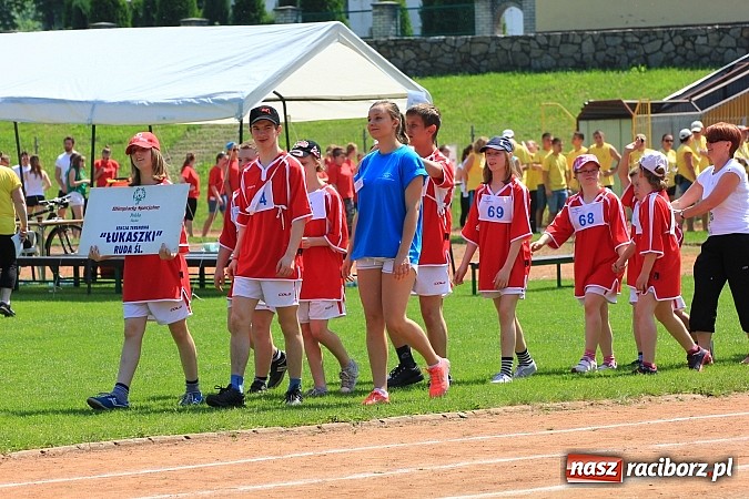 Zdjęcie w galerii na portalu naszraciborz.pl: Uroczysta defilada na rozpoczęcie Mityngu Lekkoatletycznego Olimpiad Specjalnych wiadomości z regionu