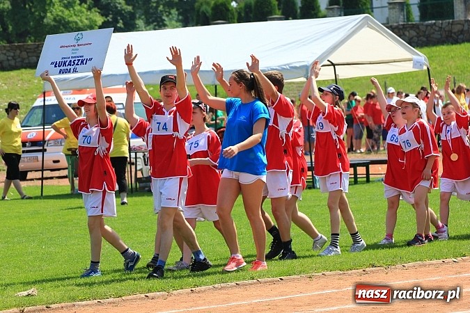 Zdjęcie w galerii na portalu naszraciborz.pl: Uroczysta defilada na rozpoczęcie Mityngu Lekkoatletycznego Olimpiad Specjalnych wiadomości z regionu
