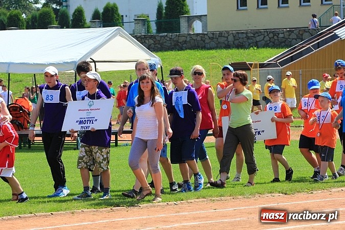 Zdjęcie w galerii na portalu naszraciborz.pl: Uroczysta defilada na rozpoczęcie Mityngu Lekkoatletycznego Olimpiad Specjalnych wiadomości z regionu