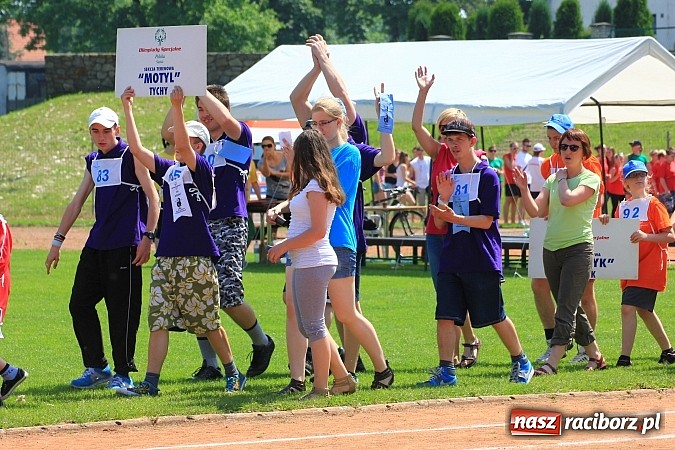 Zdjęcie w galerii na portalu naszraciborz.pl: Uroczysta defilada na rozpoczęcie Mityngu Lekkoatletycznego Olimpiad Specjalnych wiadomości z regionu