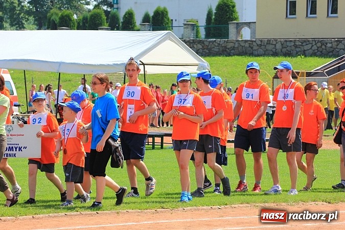Zdjęcie w galerii na portalu naszraciborz.pl: Uroczysta defilada na rozpoczęcie Mityngu Lekkoatletycznego Olimpiad Specjalnych wiadomości z regionu