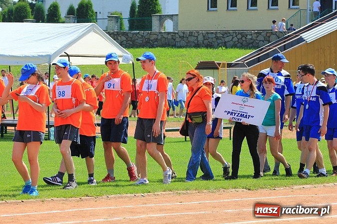 Zdjęcie w galerii na portalu naszraciborz.pl: Uroczysta defilada na rozpoczęcie Mityngu Lekkoatletycznego Olimpiad Specjalnych wiadomości z regionu