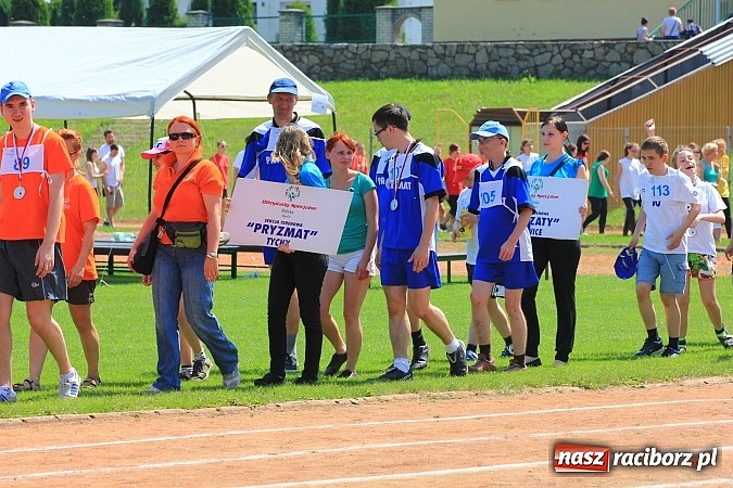 Zdjęcie w galerii na portalu naszraciborz.pl: Uroczysta defilada na rozpoczęcie Mityngu Lekkoatletycznego Olimpiad Specjalnych wiadomości z regionu