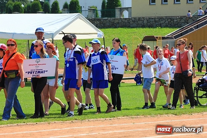 Zdjęcie w galerii na portalu naszraciborz.pl: Uroczysta defilada na rozpoczęcie Mityngu Lekkoatletycznego Olimpiad Specjalnych wiadomości z regionu