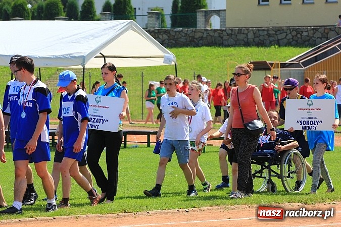 Zdjęcie w galerii na portalu naszraciborz.pl: Uroczysta defilada na rozpoczęcie Mityngu Lekkoatletycznego Olimpiad Specjalnych wiadomości z regionu